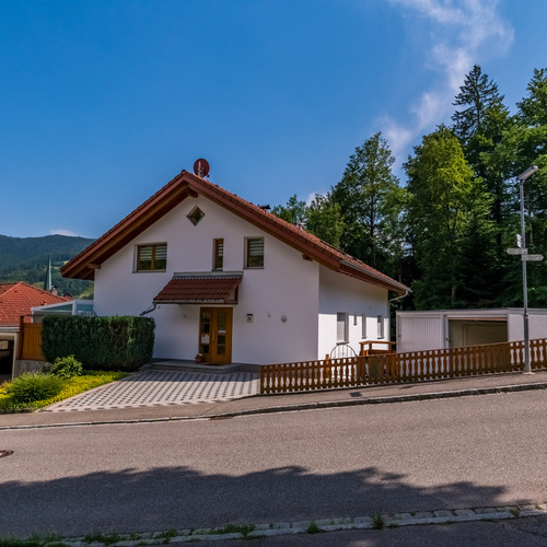 Ferienwohnung Familie Jaufmann - Sehr schön eingerichtete Ferienwohnung mit hohem Wohnkomfort in sonniger und ruhiger Lage am Waldrand.    Bezaubernde Landschaft, Wanderwege in unmittelbarer Nähe.